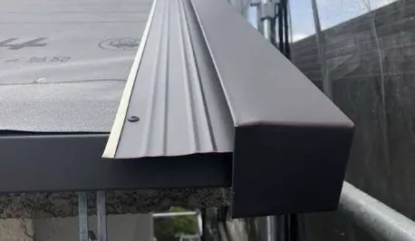 ケラバ板金の施工（屋根の端部）