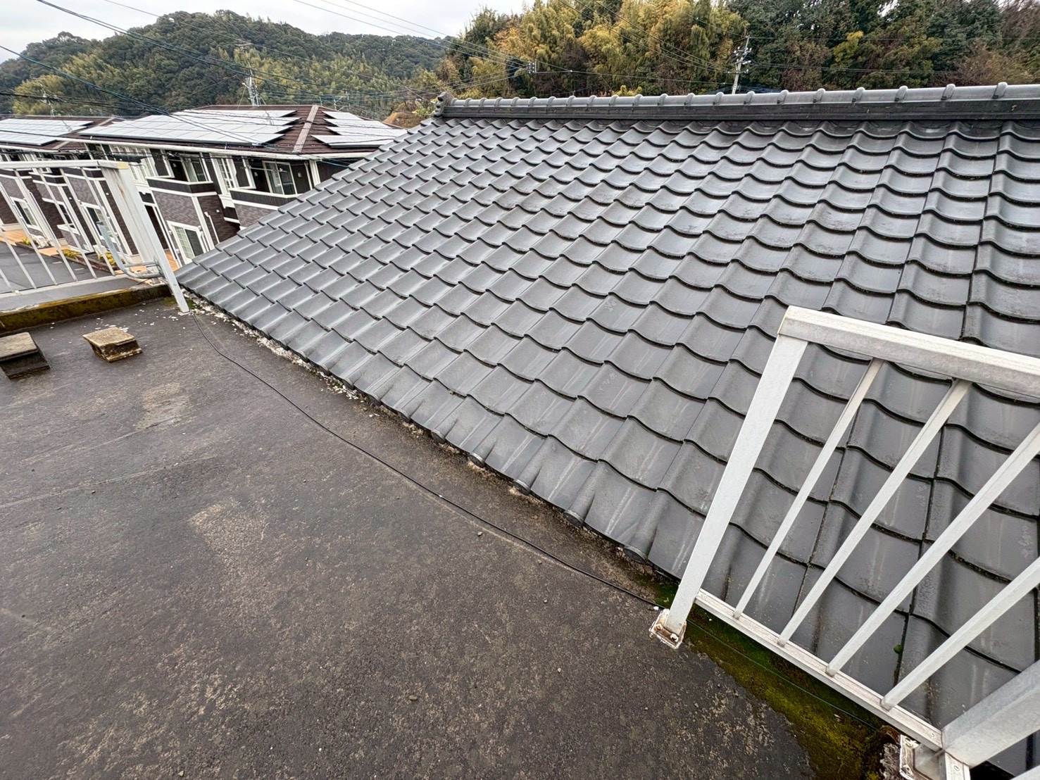 鹿児島市にて車庫屋根の雨漏り修理〈瓦屋根の一部葺き直し工事〉の施工前写真