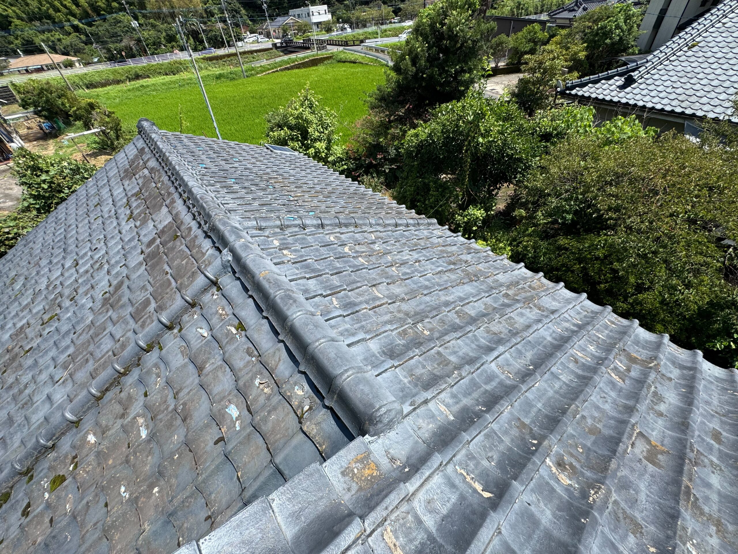 鹿児島市にて雨漏り修理〈築60年の瓦屋根をスーパーガルテクトへ葺き替え〉の施工前写真