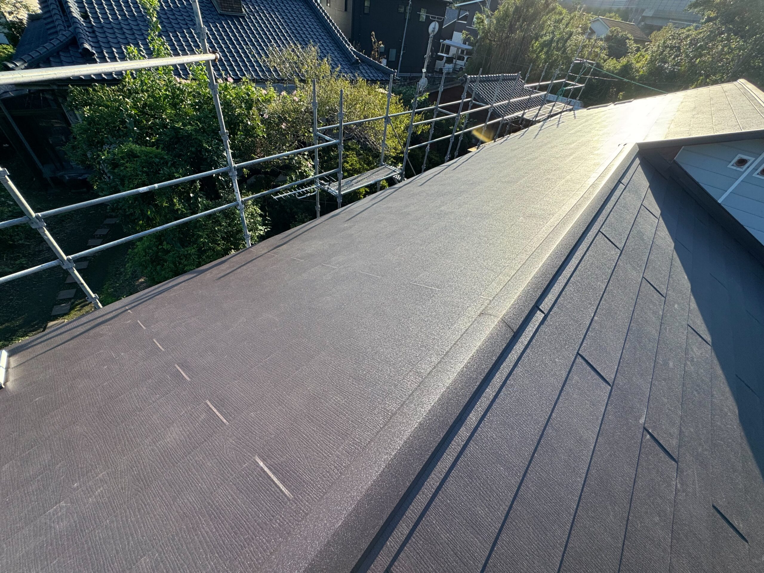 鹿児島市にて雨漏り修理〈築60年の瓦屋根をスーパーガルテクトへ葺き替え〉の施工後写真